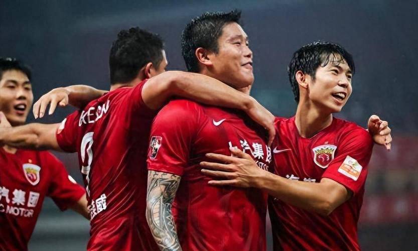 国内足球豪门对决，球迷热血沸腾