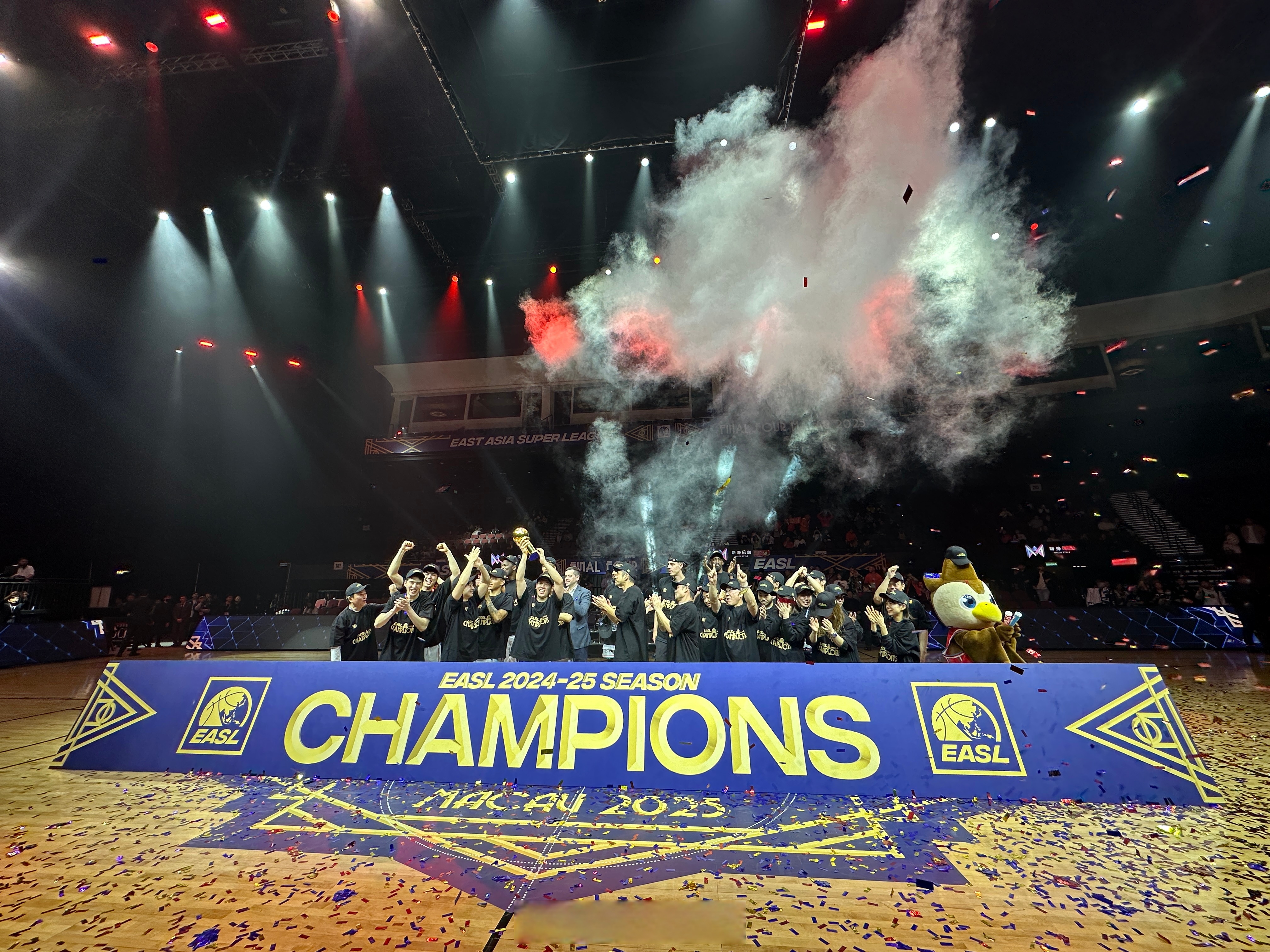 超级联赛的冠军球队正在准备参加新赛季比赛