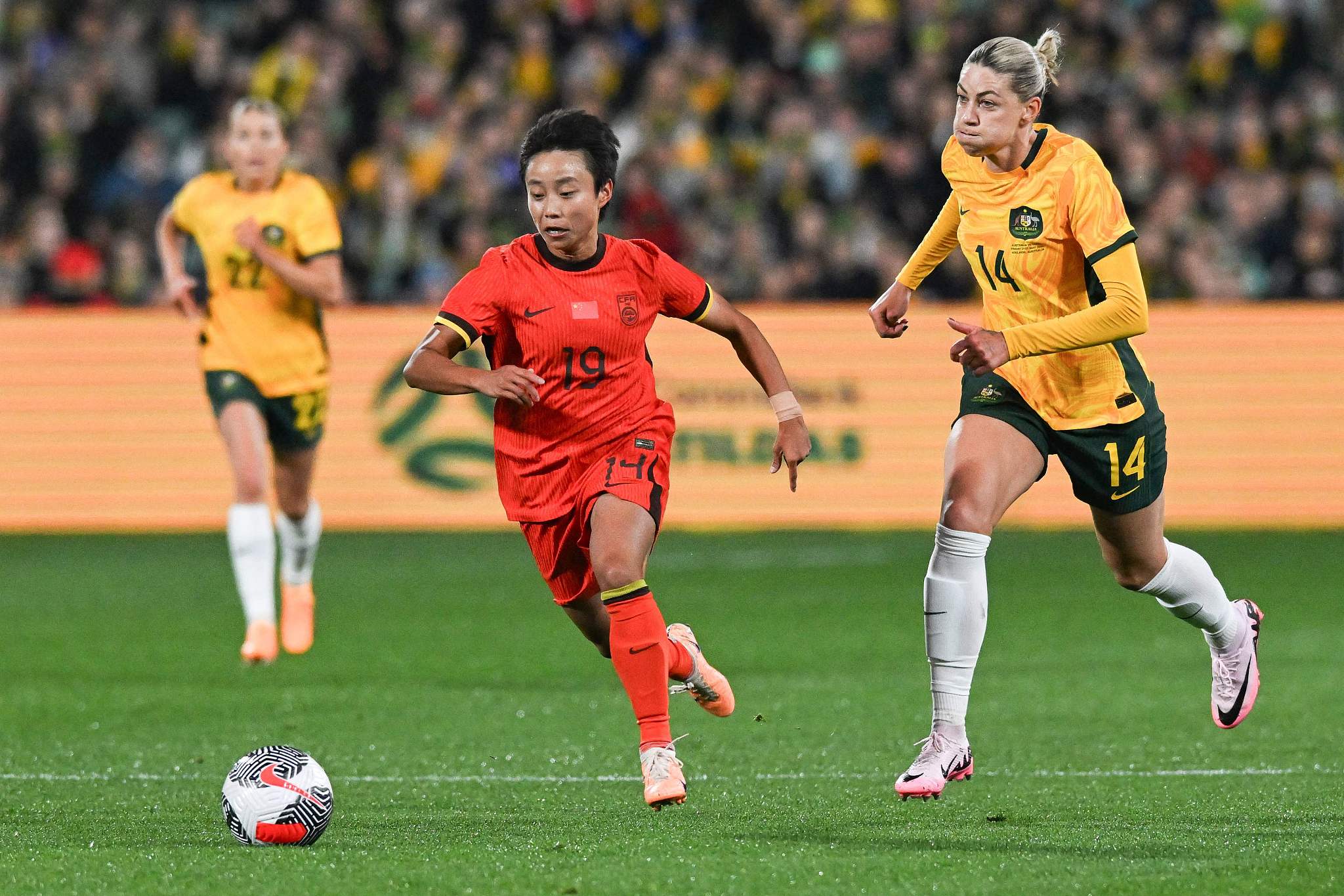 包含顽强拼搏：女子足球比赛中的拼搏精神的词条