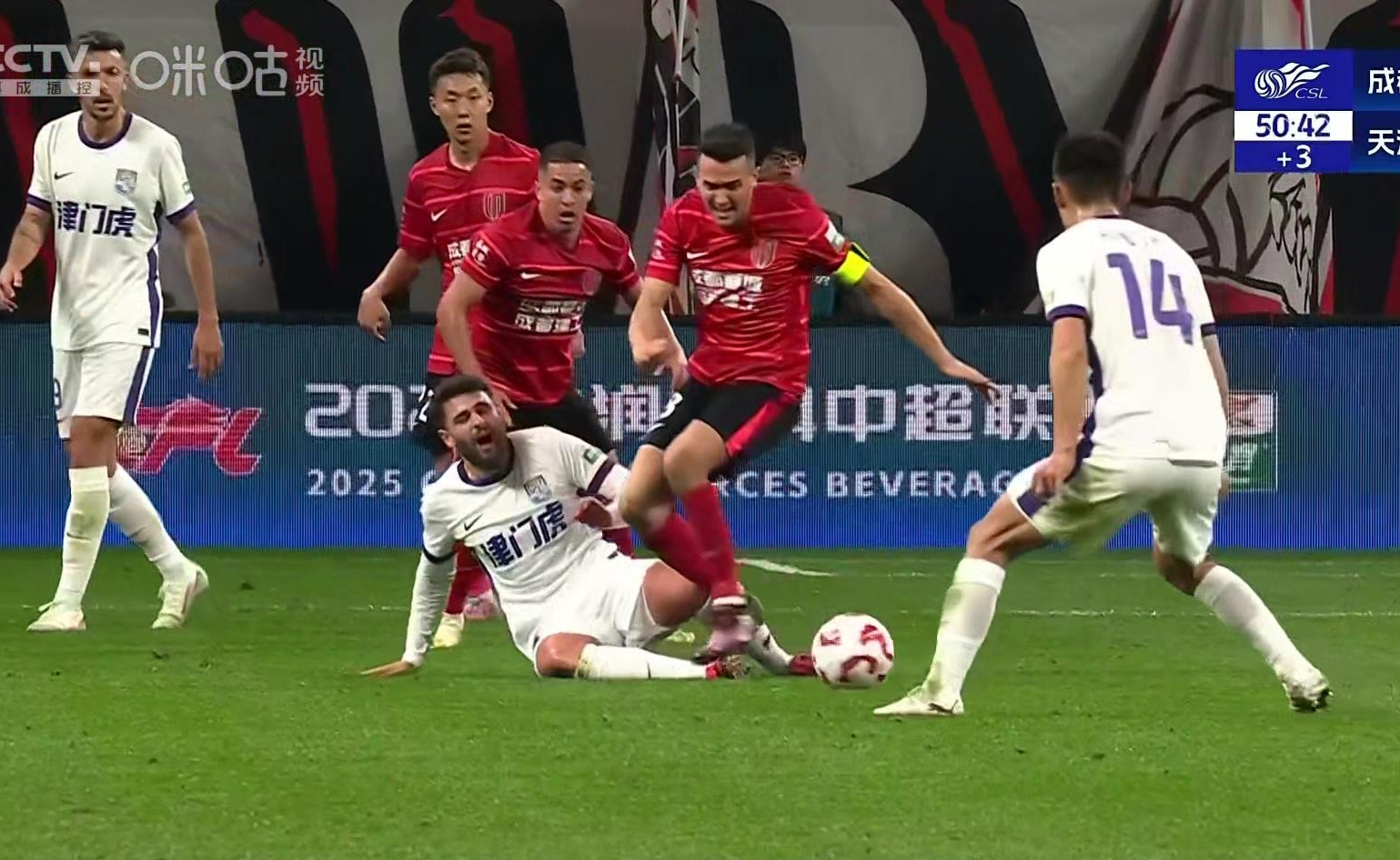 关于双方实力对比，一场足球对决火爆上演的信息